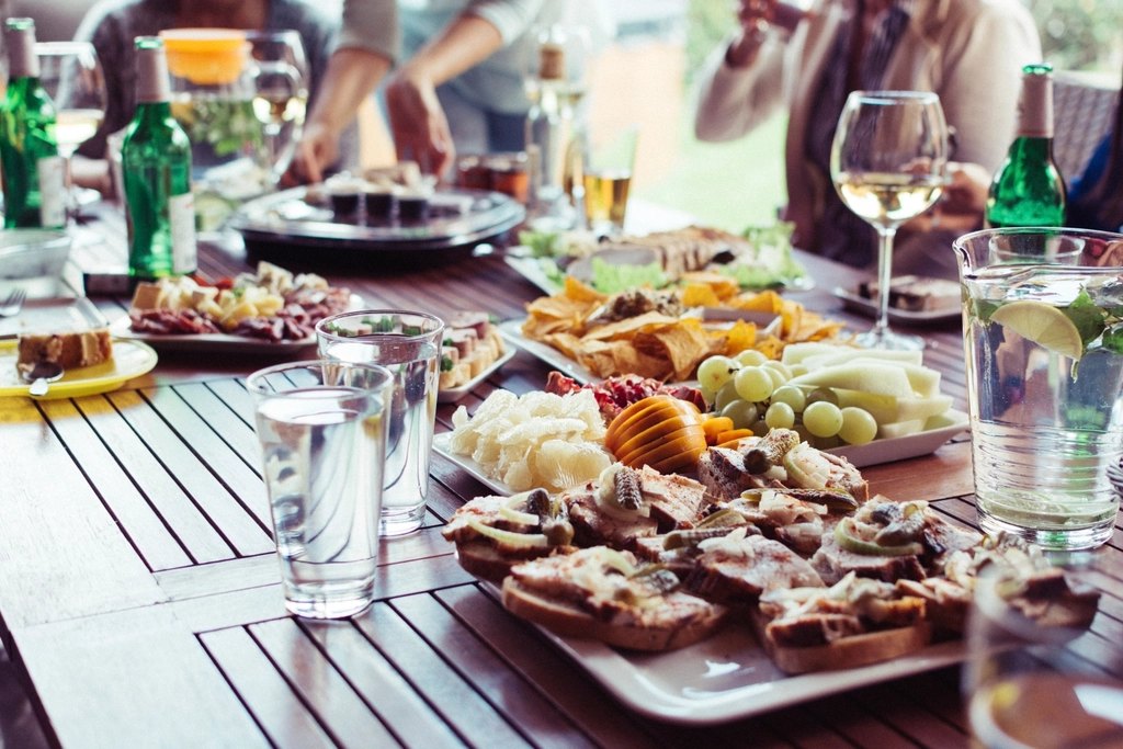 Mesa con platos y copas